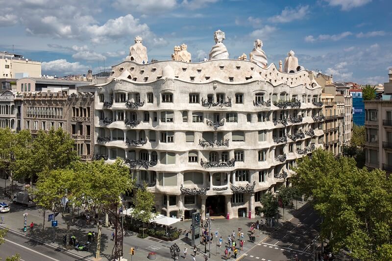 casa-mila-la-pedrera-gaudi-barcelona_0